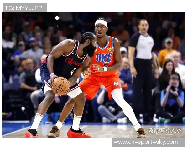 雷霆与火箭季后赛第三场激战回顾双方明星球员表现与战术分析